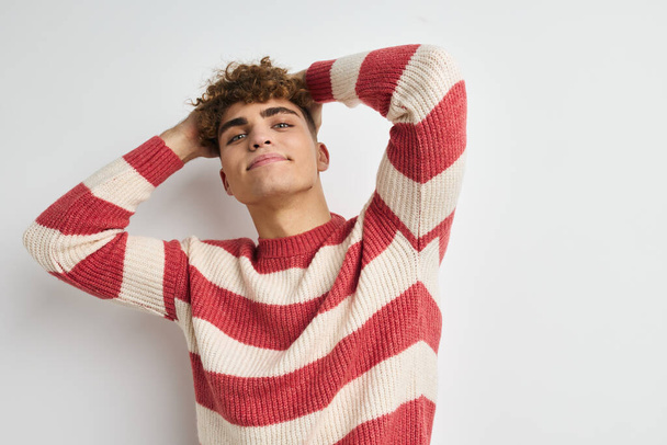 変態男で縞模様のセーターポージングライフスタイル変更なし - 写真・画像