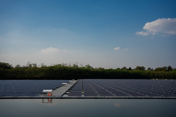 elektrownia słoneczna pływająca na wodzie w jeziorze, alternatywna energia odnawialna. - Zdjęcie, obraz