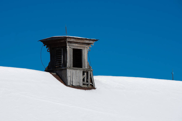 Barn in winter village  - Fotoğraf, Görsel