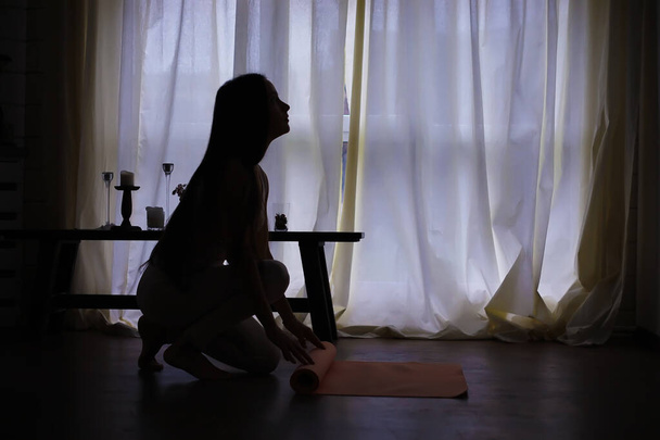 Hermosa chica atlética haciendo ejercicios de yoga disfrutar de la meditación en casa. Sin estrés, hábito saludable, concepto de alivio de la ansiedad. Loto. - Foto, imagen
