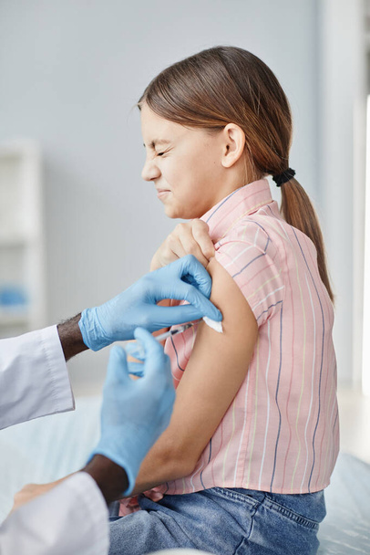 Храбрая девушка получает вакцину - Фото, изображение