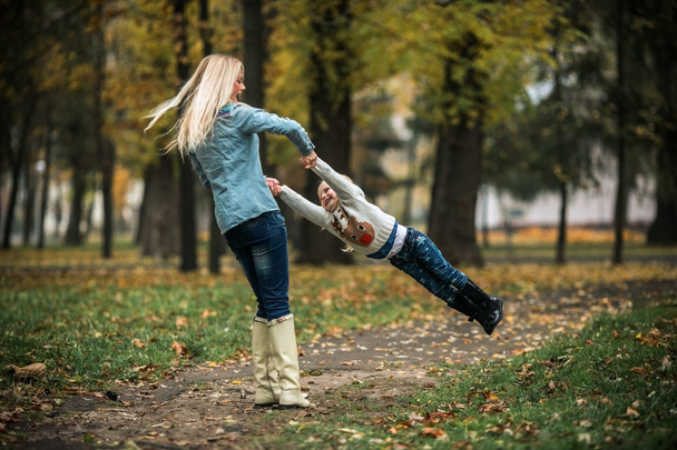 Mère avec fille dans le parc d'automne - Photo, image