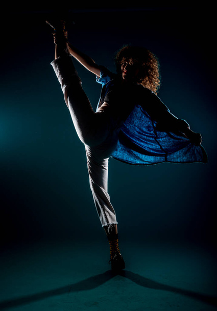 Belle fille effectuant une routine de danse contemporaine - Photo, image