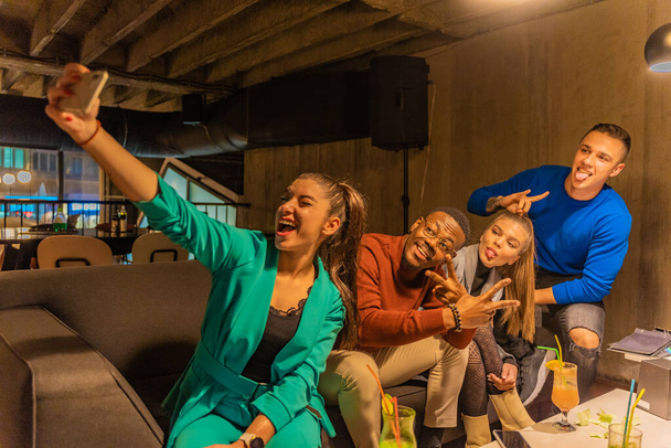 Gruppe von multirassischen Freunden macht verrückte Selfies im Café - Foto, Bild