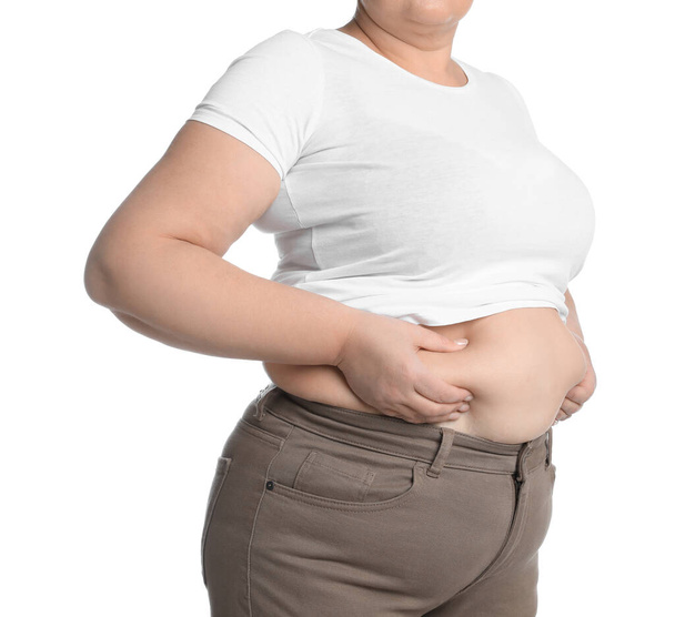 Overgewicht vrouw in strak t-shirt en broek op witte achtergrond, close-up - Foto, afbeelding