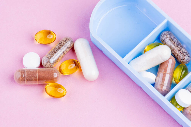 Ящик для дозировки таблеток, заполненный пищевыми добавками с текстовым пространством - Фото, изображение