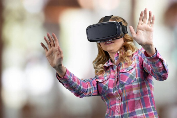 Peloissaan nuori nainen yllään virtuaalitodellisuus googles. - Valokuva, kuva