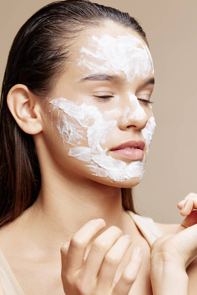 Portret Vrouw gezicht masker crème schone huid gezichtsscrub Jeugd en huidverzorging Concept - Foto, afbeelding