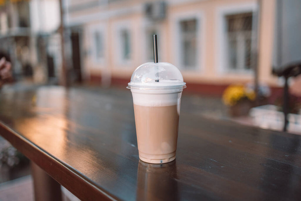 Tazza di plastica di caffè di caffellatte caldo saporito sul tavolo in caffè stradale, primo piano. Spazio per testo - Foto, immagini