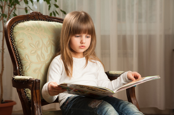Chica leyendo
 - Foto, Imagen