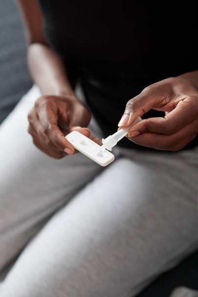 Kadın Tükürük Testi Kasedine Tükürük Koyuyor - Fotoğraf, Görsel