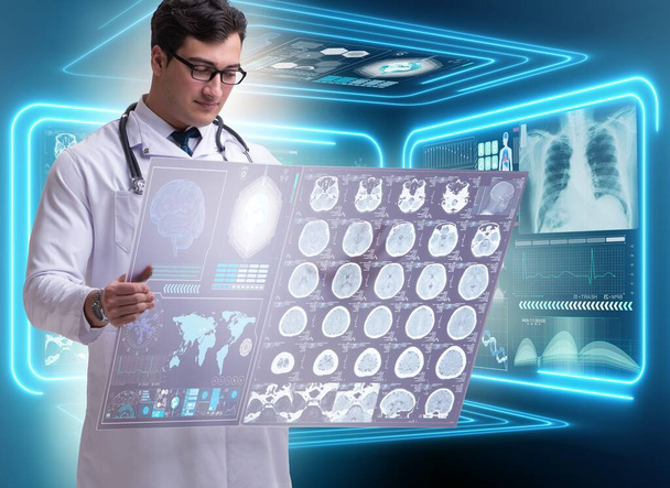 Чоловік лікар вивчає результати сканування мозку mri
 - Фото, зображення
