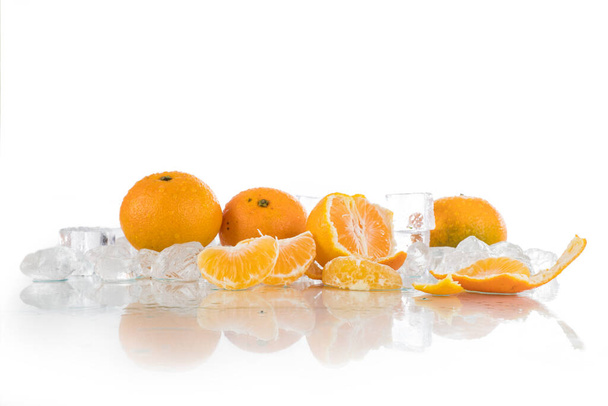 мандарины на белом фоне, измельченный лед, кубики льда - Фото, изображение