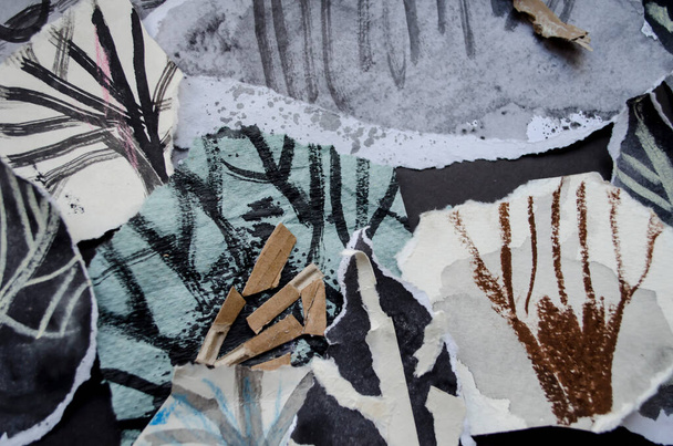 Graphische Textur aus Kohle-Sangina-Aquarelltinten-Collage auf schwarzem Hintergrund. Horizontale Landschaft in der Technik des Autors. - Foto, Bild