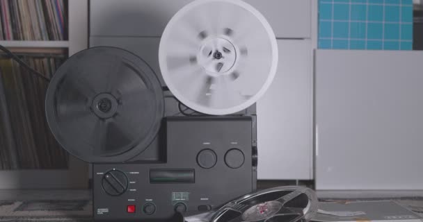 Vintage Super 8mm Spulenprojektor spult die neu projizierte Spule zurück - Filmmaterial, Video