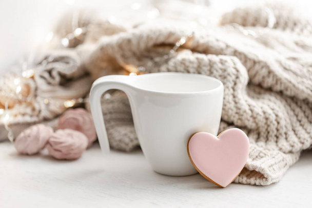 Composition pour la Saint-Valentin avec une tasse et un pain d'épice en forme de coeur. - Photo, image