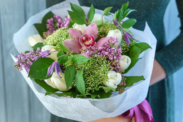 nice bouquet in the hands - Foto, imagen