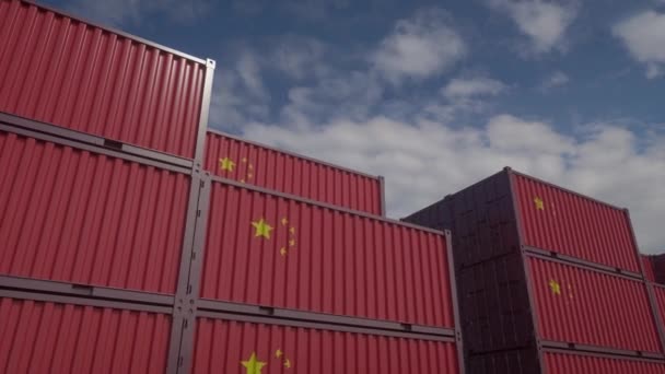 Los contenedores de bandera de China se encuentran en la terminal de contenedores. China concepto de exportación o importación, 4K - Metraje, vídeo