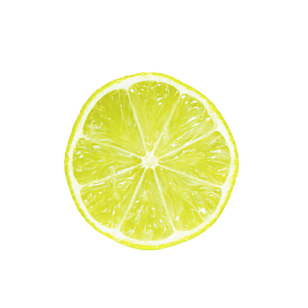Isolamento de uma fatia de limão verde fresco em um fundo branco. - Foto, Imagem