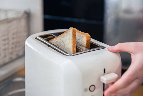 Nahaufnahme von Brotscheiben im Toaster. - Foto, Bild