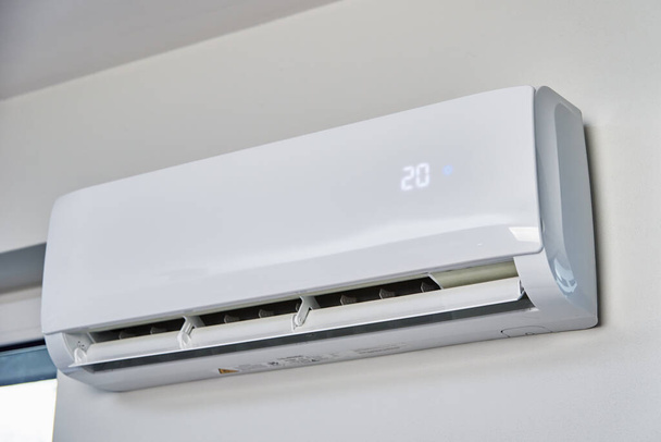 Ajustando a temperatura no condicionador de ar, condicionador de ar de trabalho para a temperatura de conforto em casa no verão quente, ar de refrigeração na sala - Foto, Imagem