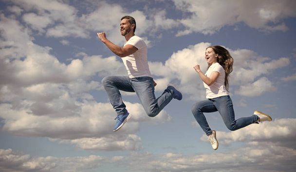 Vader en dochter springen hoog. Schiet op! Gelukkige jeugd en vaderschap. begrip vriendschap - Foto, afbeelding