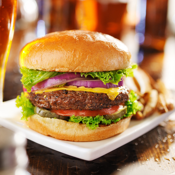 Чизбургер с пивом
 - Фото, изображение