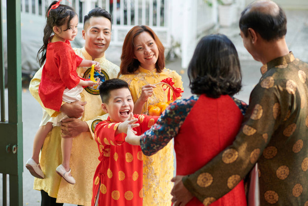 Επανένωση κινεζικής οικογένειας το νέο έτος - Φωτογραφία, εικόνα