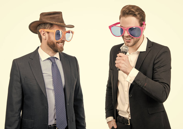 Showman v legračních brýlích oznamují obchodníci na mikrofon na firemní párty, oznámení - Fotografie, Obrázek