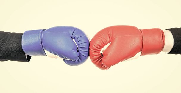 Mücadele için meydan okuma. Kırmızı boks eldivenine karşı mavi eldiven. İş rekabeti - Fotoğraf, Görsel
