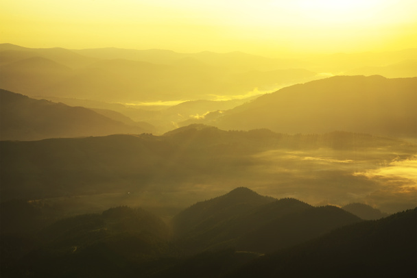 mistige berg zonsondergang - Foto, afbeelding