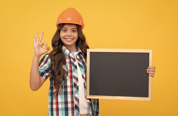boldog gyermek sisakban bemutató iskolai táblán hirdetési show oké, másolás hely, tanács - Fotó, kép