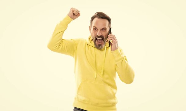 homem maduro feliz com barba e bigode com capuz falando no telefone isolado no branco, telefonema. - Foto, Imagem