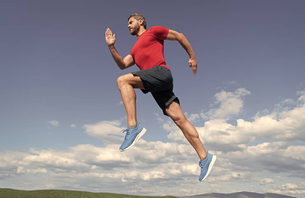 Man loper op lucht achtergrond. uitdaging en concurrentie. marathonsnelheid. - Foto, afbeelding