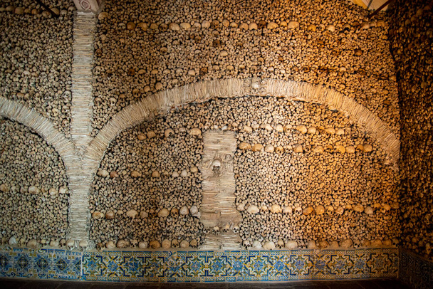 Emberi csontok a Capela dos Ossos-on a Szent Ferenc templomnál vagy igreja de Sao Francisco-ban a portugáliai Alentejo-ban, Evora óvárosában. Portugália, Evora, 2021 október - Fotó, kép
