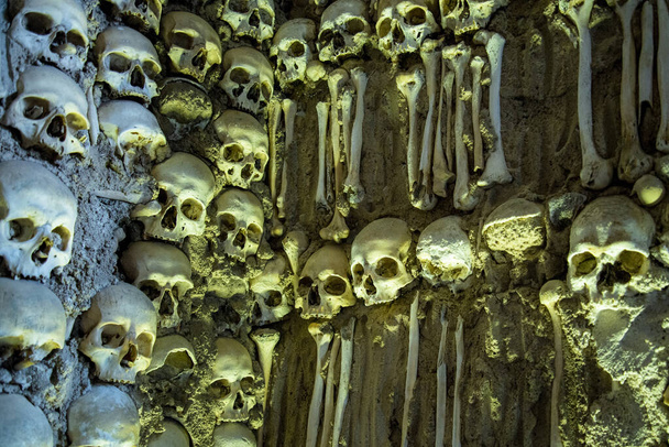 Ludzkie kości w Capela dos Ossos przy kościele św. Franciszka lub igreja de Sao Francisco na starym mieście Evora w Alentejo w Portugalii. Portugalia, Evora, październik 2021 r. - Zdjęcie, obraz