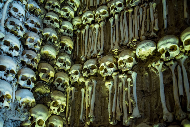 Ludzkie kości w Capela dos Ossos przy kościele św. Franciszka lub igreja de Sao Francisco na starym mieście Evora w Alentejo w Portugalii. Portugalia, Evora, październik 2021 r. - Zdjęcie, obraz