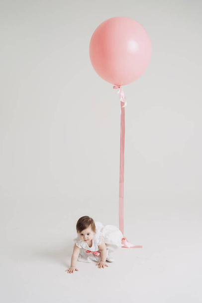 Niño con un globo rosa y espacio para copiar - Foto, imagen