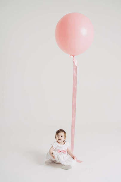 Dzieciak z różowym balonem i przestrzenią do kopiowania - Zdjęcie, obraz
