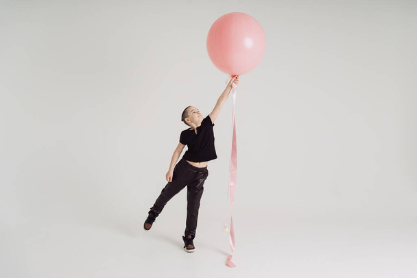 Menino com um balão rosa e espaço de cópia - Foto, Imagem