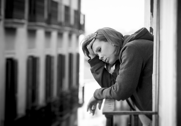 Junge Frau leidet unter Depressionen und Stress im Freien auf dem Balkon - Foto, Bild