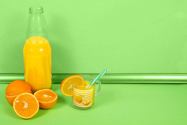Fresh orange juice in the glass jar - Foto, afbeelding