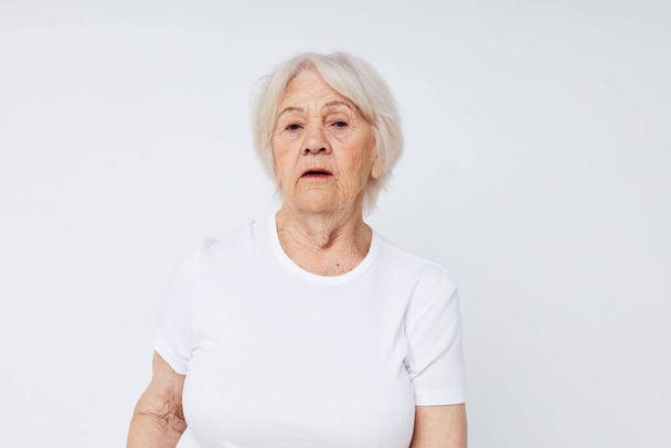 elderly woman white t-shirt studio close-up lifestyle - Foto, afbeelding