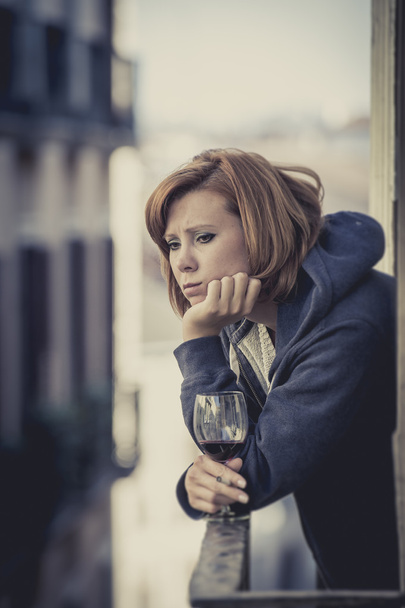 Mujer atractiva que sufre depresión y estrés al aire libre en el balcón
 - Foto, Imagen