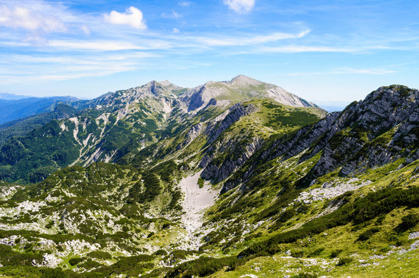 Sziklás hegycsúcsok a Julian Alpokban Szlovéniában, a Vogel domb közelében. Nyári hegyek és táj a Bohinj-tó felett. - Fotó, kép