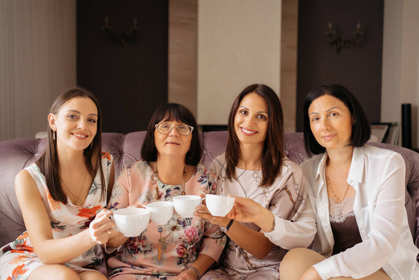 Διαφορετικές γενιές γυναικών που πίνουν τσάι στο σπίτι - Φωτογραφία, εικόνα