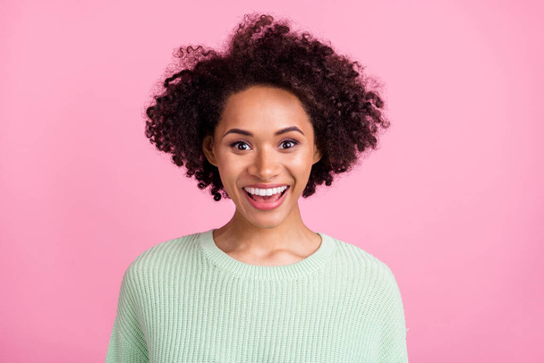 Kuva nuori iloinen hämmästynyt afro amerikkalainen nainen uutiset reaktio kasvot eristetty vaaleanpunainen väri tausta - Valokuva, kuva