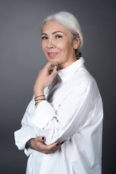 Mulher sênior bonita em blusa branca - Foto, Imagem