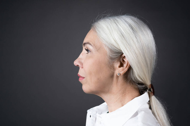 Fehér hajú nő portréja - Fotó, kép