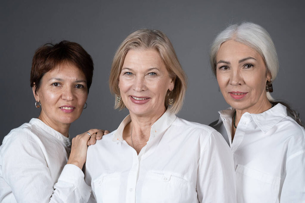 Porträt reifer Frauen in weißen Hemden - Foto, Bild